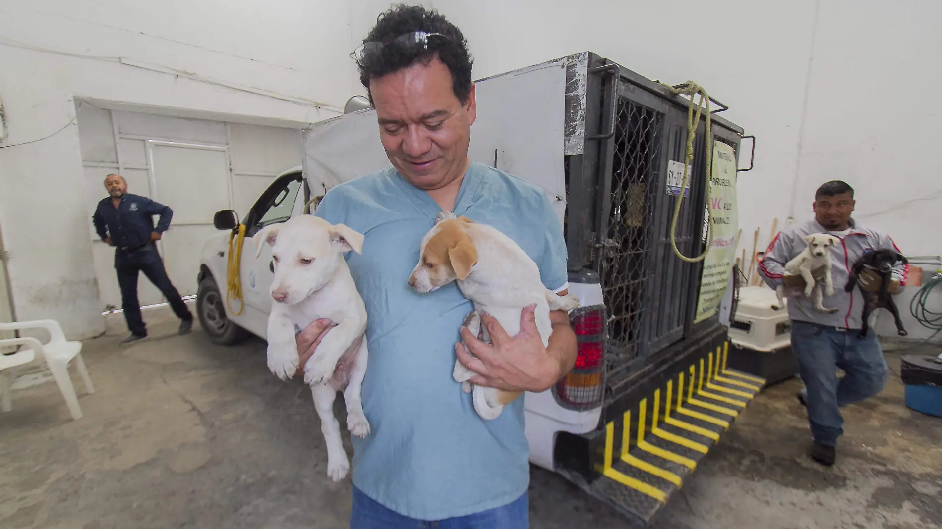 El personal voluntario promueve el cuidado y respeto hacia los animales. Foto César Ortiz.